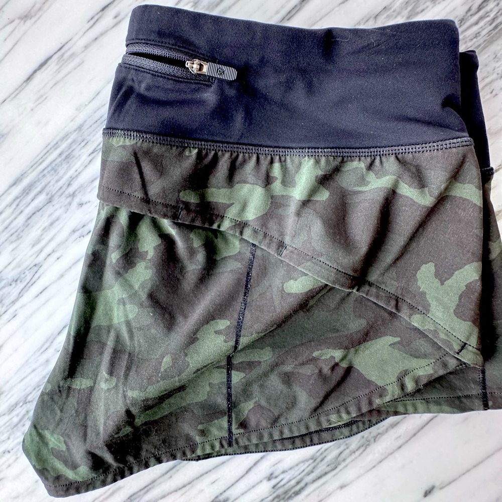 Lululemon Speed Up Low Rise Lined Run Short 2.5”. Size 6. Incognito Camo